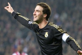 【华体会体育】曼联对阵埃弗顿，姆伯莫与齐尔克泽组成新攻击线，B费首发登场利马替补席待命