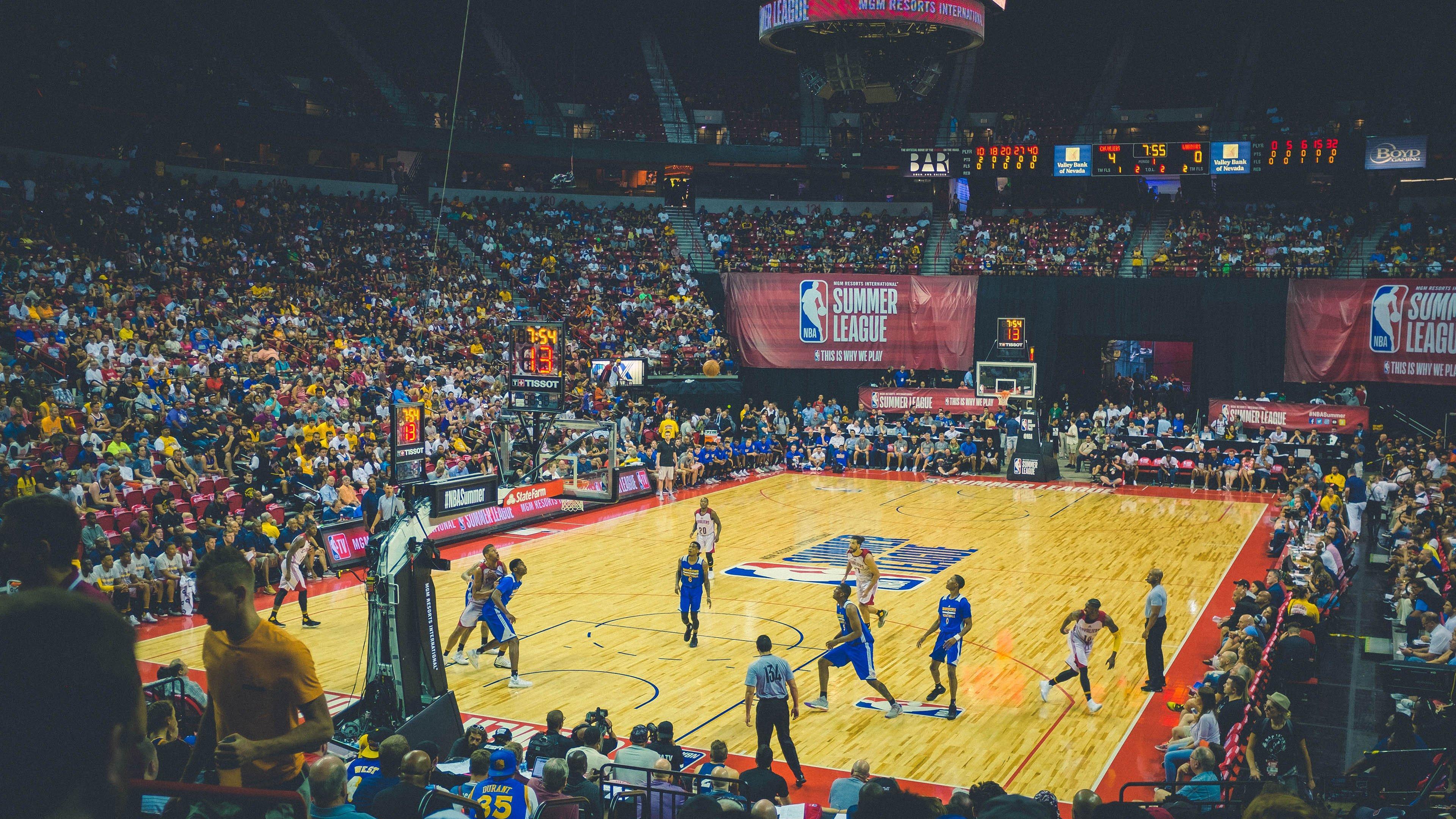 阿里纳斯犀利点评湖人管理层动荡，巴斯兄弟与小卡行为同源，高薪内斗终致出局